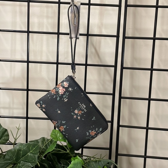 Coach wristlet - Picture 2 of 4